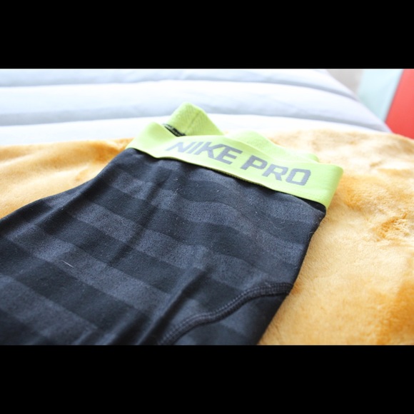 Nike Pro Leggings - Picture 2 of 2